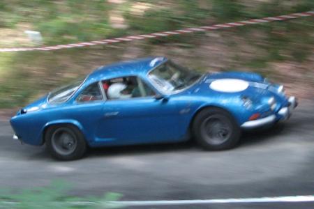 A110 bleue en action