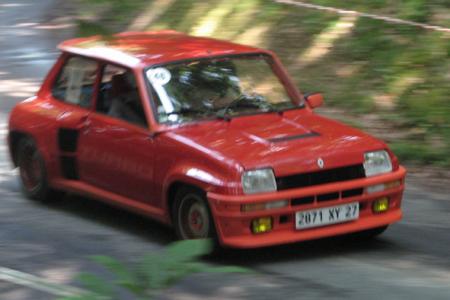 R5 Turbo rouge en action