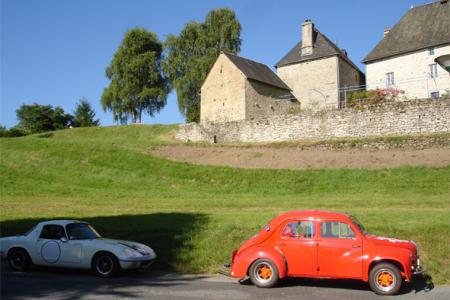 4CV et vielles pierres